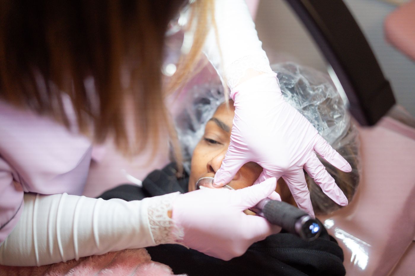 Katia durante um procedimento de micropigmentação labial