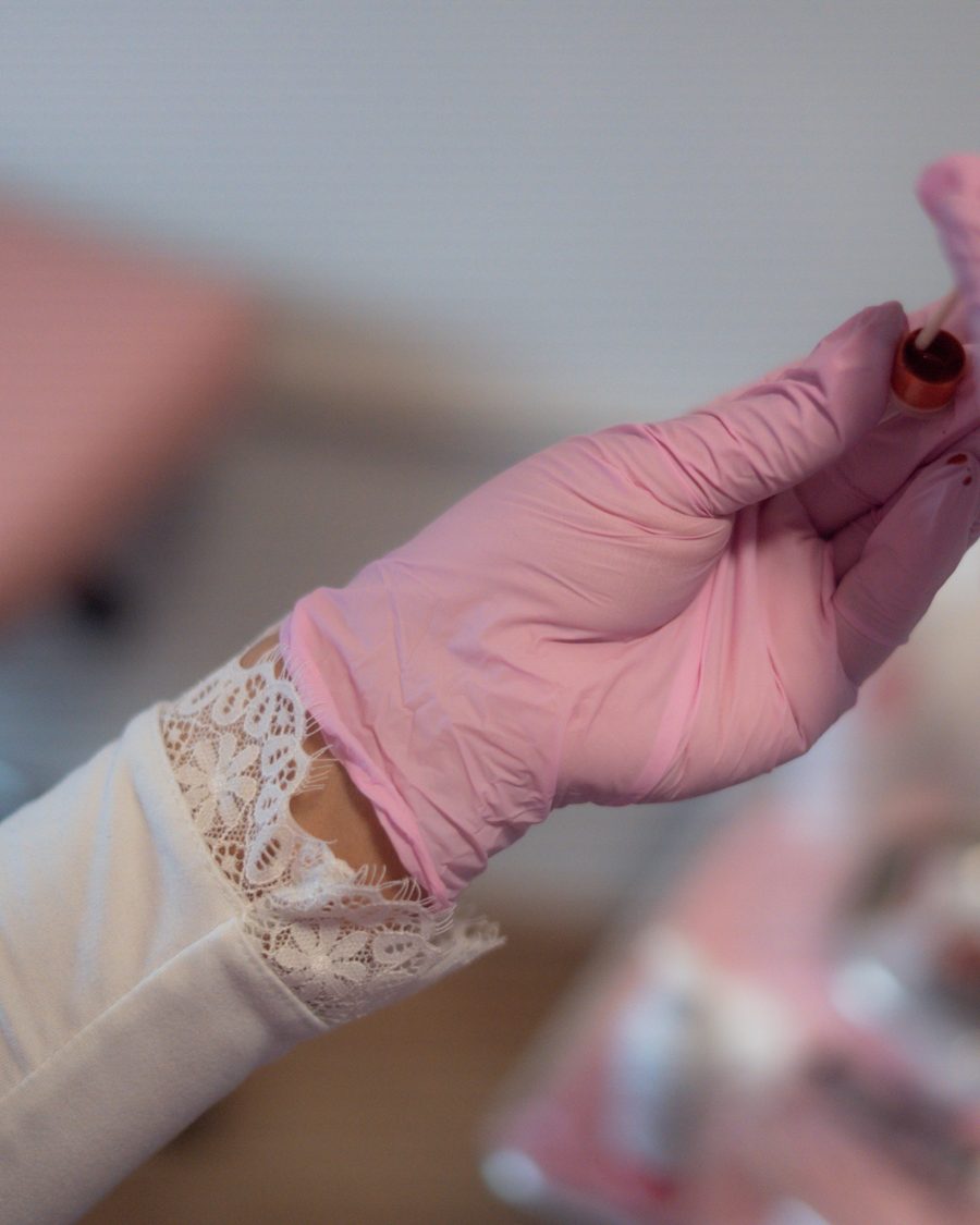 Katia a preparar o pigmento para um procedimento de micropigmentação